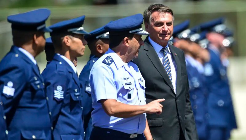 Ex-comandante do Exército ameaçou prender Bolsonaro, diz ex-FAB