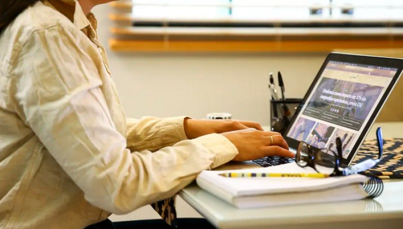 Mulheres recebem 19,4% a menos que homens, mostra relatório do governo