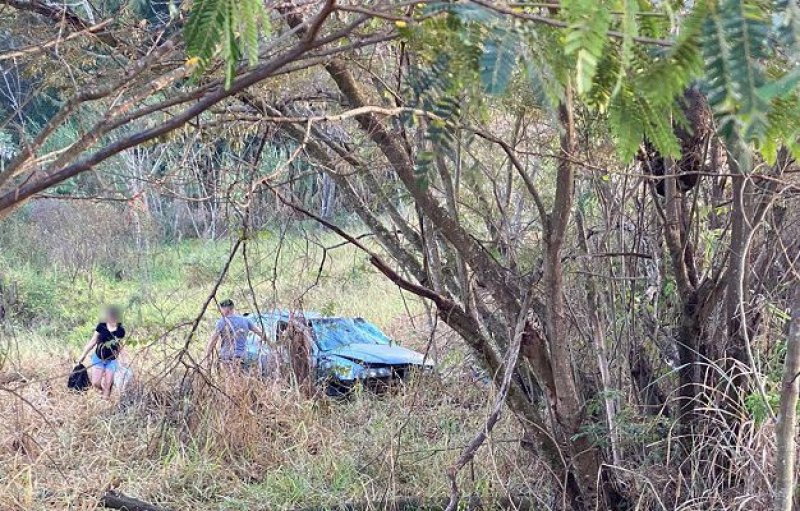 Veículo com sete pessoas capota na BR-153, em Rio Preto