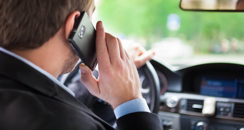 Pesquisa: 1 em cada 5 brasileiros afirma dirigir usando o celular