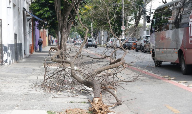 Chuva forte deixa mais de 1 milhão sem luz nesta tarde em São Paulo