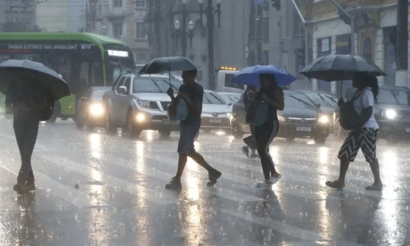 Após chuva forte e granizo, 250 mil imóveis continuam sem luz em SP