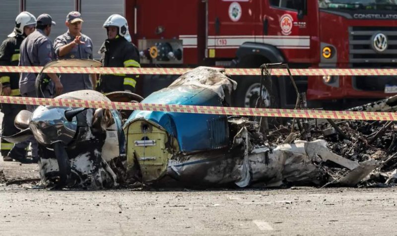 Aeronave colidiu em árvore antes de atingir ônibus em São Paulo