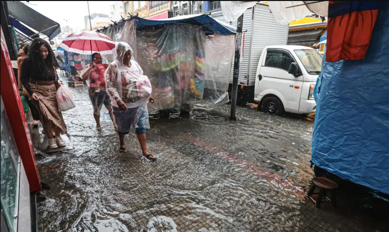 Mulher morre após carro ficar submerso em São Paulo