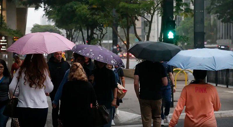 Semana começa com retorno de chuvas intensas e frente fria no Sul