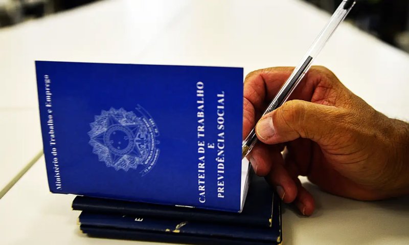 Rendimento mensal do trabalhador bate recorde e chega a R$ 3.378
