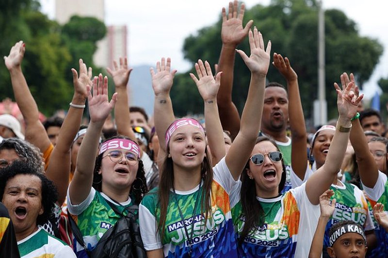 Marcha para Jesus reúne milhares de fiéis no centro do Rio de Janeiro