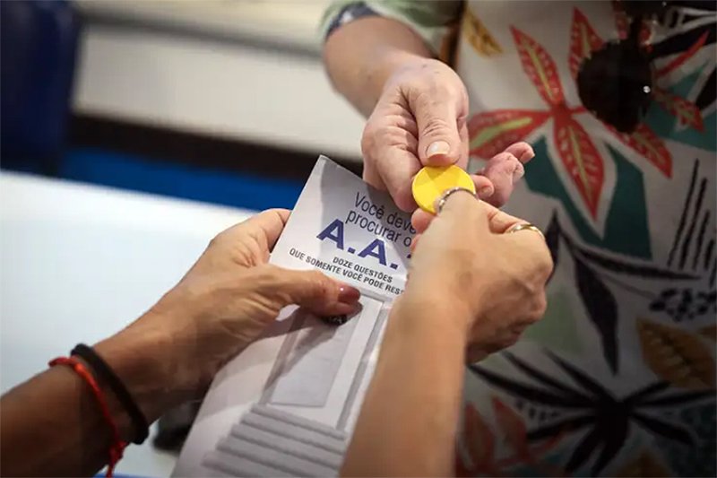 Aos 90 anos, Alcoólicos Anônimos tem maior participação feminina