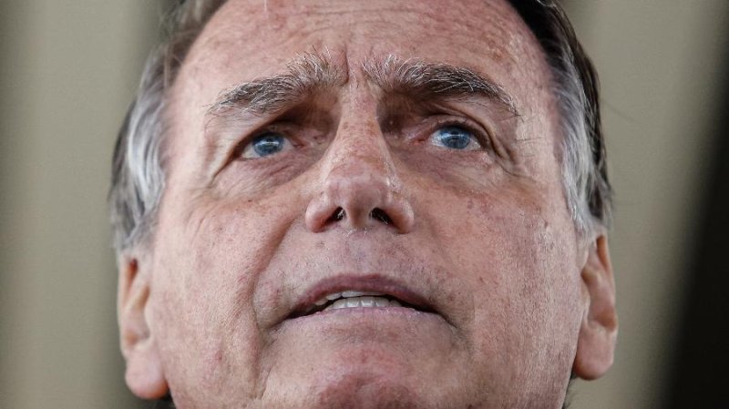 PF cumpre mandados na casa de Jair Bolsonaro, que usará tornozeleira