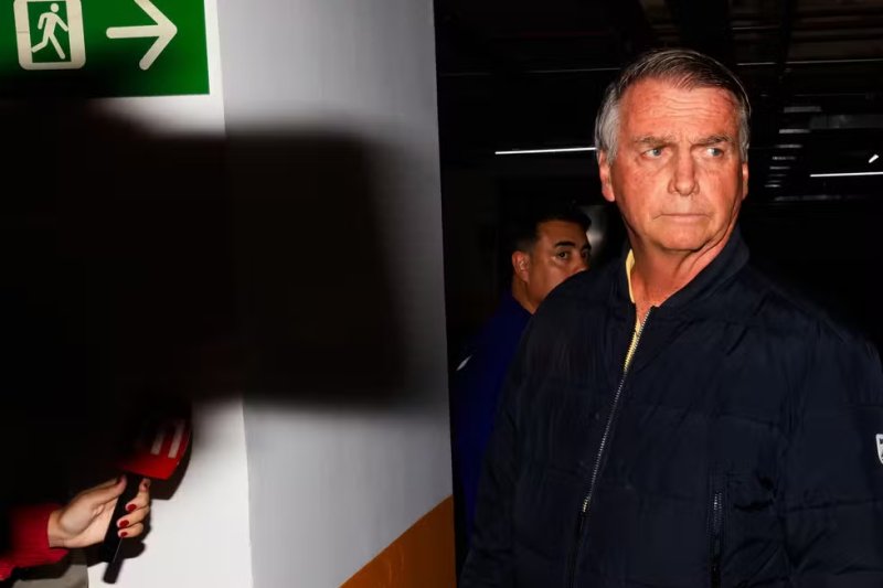 Moraes decreta prisão domiciliar de Jair Bolsonaro; PF apreende um celular do ex-presidente