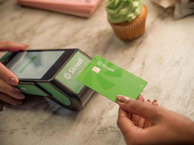 Vendas nas máquinas de cartões do Sicredi crescem 36,4% no Dia dos Pais e movimentam R$ 2,1 bilhões