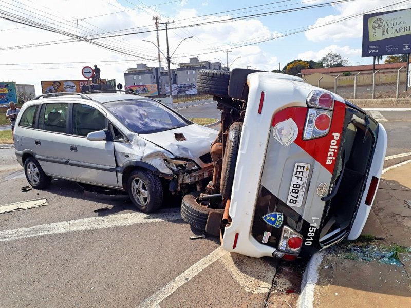Jovem com CNH nova se atrapalha com pedais e bate carro em viatura da PM