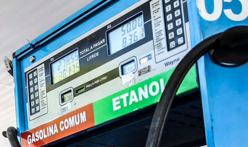 Petrobras reduz preço da gasolina em 4,9% a partir de terça-feira