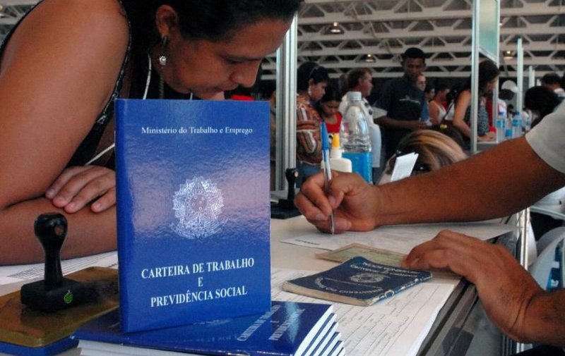 Taxa de desemprego no Brasil cai para 11,8% em julho, diz IBGE