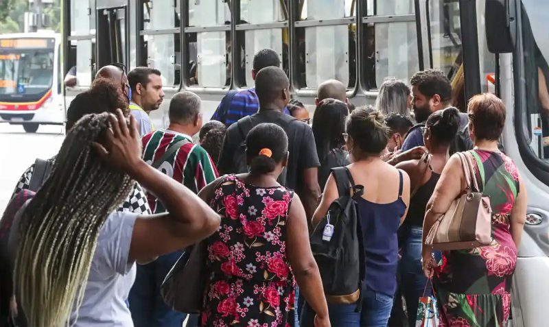 Número dos que procuram emprego há mais de 2 anos cai 17,8%, diz IBGE