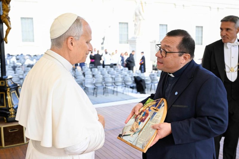 Presidente da Canção Nova cumprimenta e presenteia Papa Leão XIV