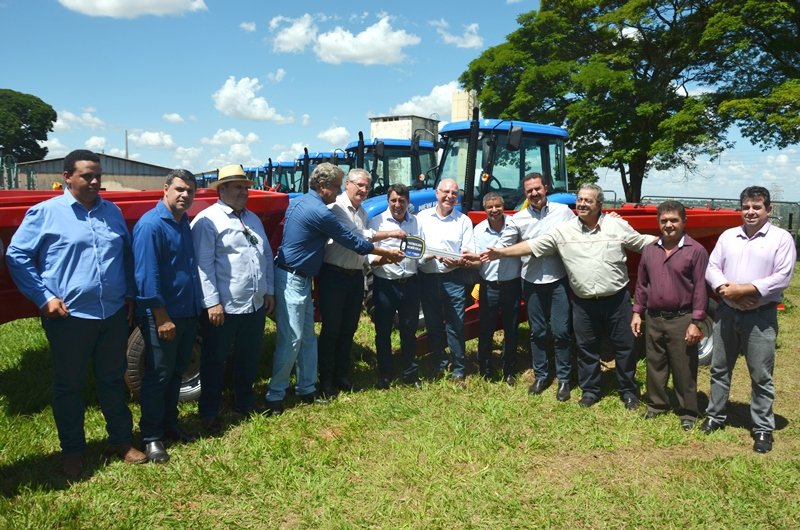 Araçatuba recebe trator e implementos agrícolas