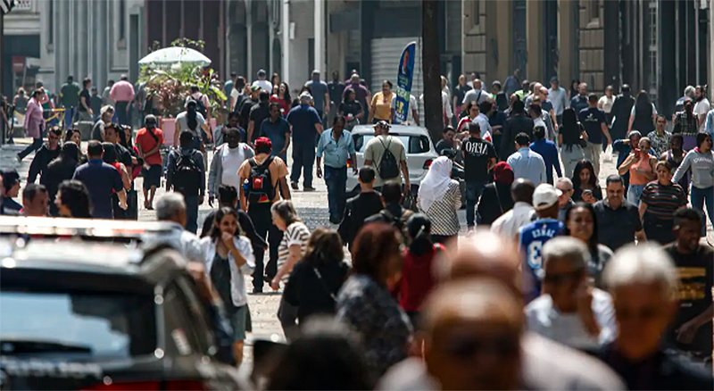Mais de 8,6 milhões deixam pobreza; Brasil tem melhor nível desde 2012