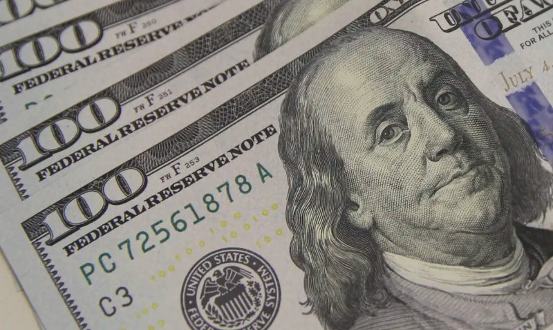 Dólar sobe a R$ 5,06, e bolsa cai com tensão global e ruído político