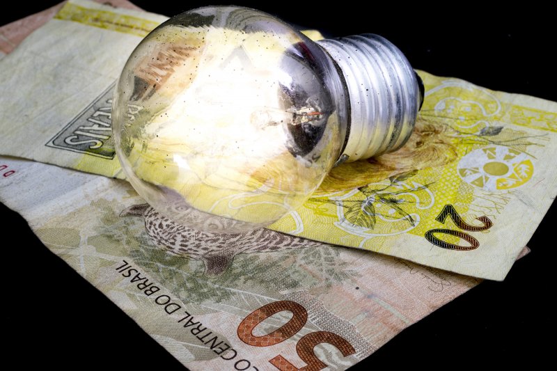 Conta de luz ficará mais barata em outubro, diz Aneel