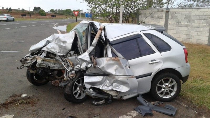 Motorista na contramão provoca acidente, morre e mata professora