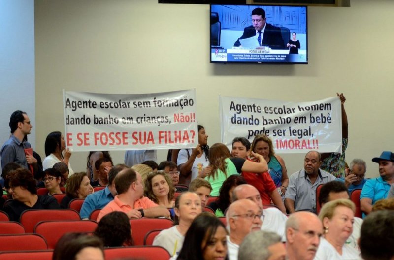 Mães protestam contra homens dando banho em bebês em creches de Araçatuba