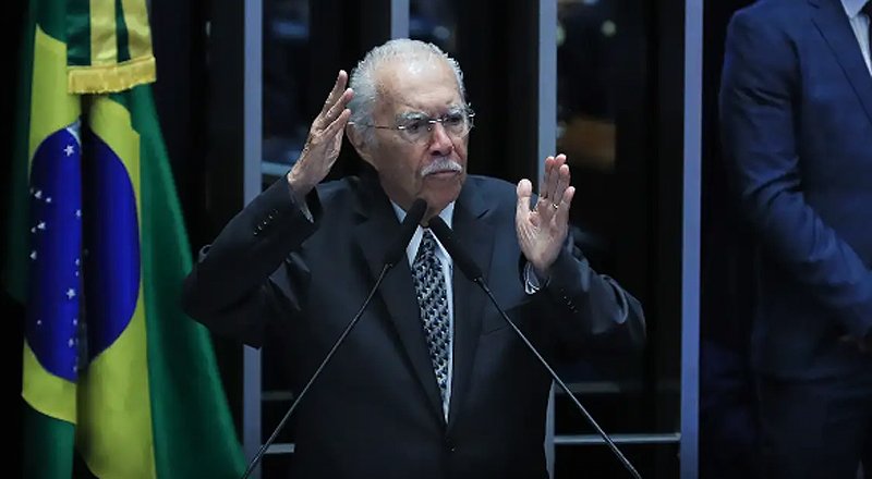 Ex-presidente José Sarney é internado com quadro de pneumonia