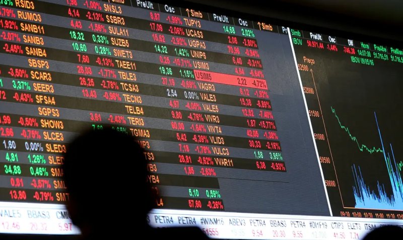 Dólar cai a R$ 5, e bolsa sobe quase 8% após primeiro turno