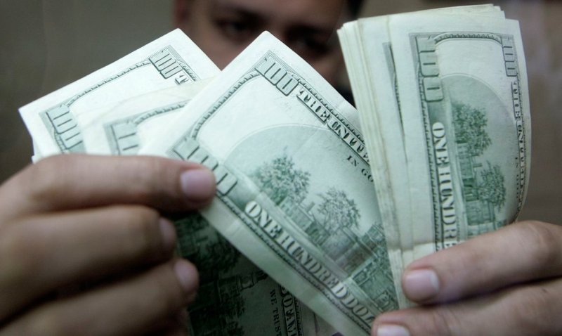 Dólar cai a R$ 4,98 e acumula perda de 4,44% na semana