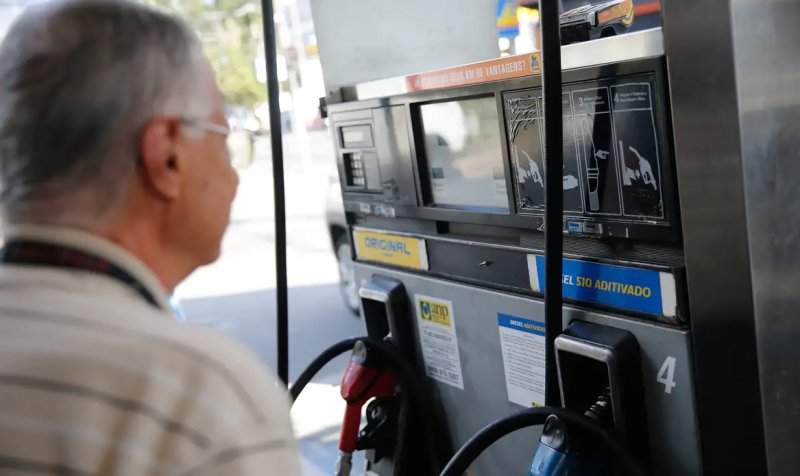 Governo prorroga por um mês subvenção de R$ 2,12 ao diesel