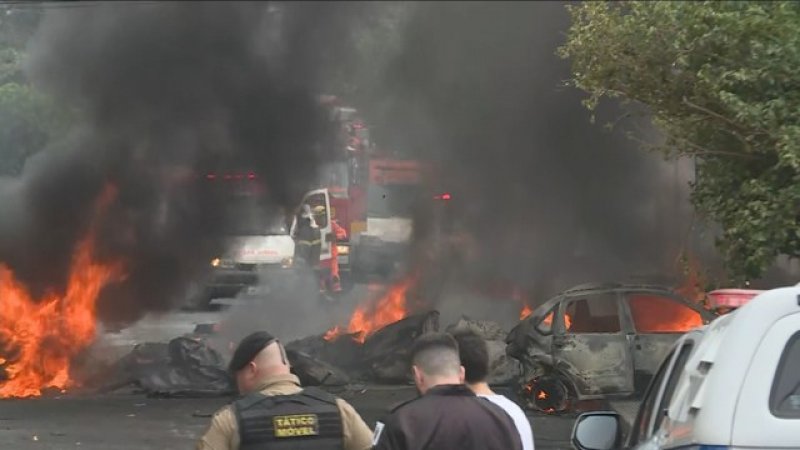 Avião de pequeno porte cai em bairro residencial de BH