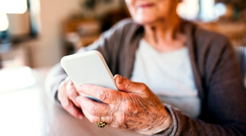 Operadora de celular indenizará idosa de 91 anos por excesso de ligações de cobrança