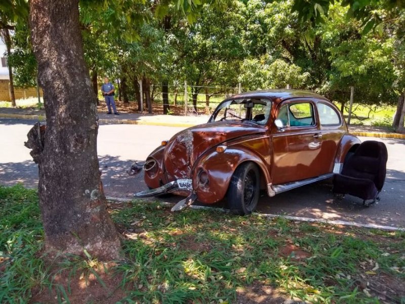 Mulher perde controle de Fusca após bater em carretinha