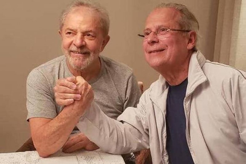 Solto, Dirceu reecontra Lula e diz que luta agora é retomar o governo