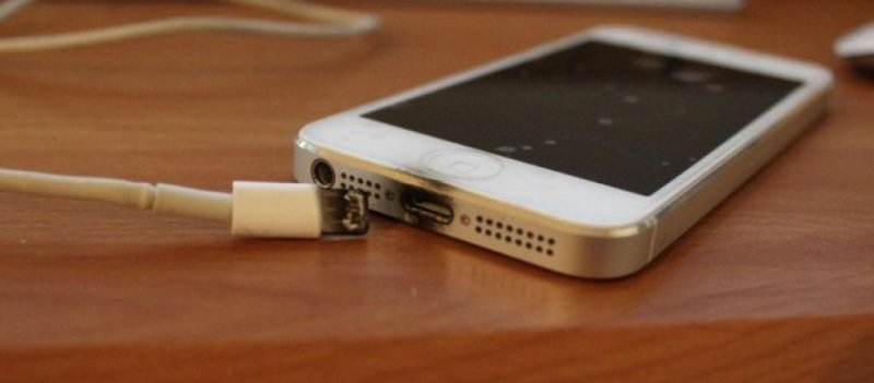 Adolescente morre eletrocutado ao colocar o celular para carregar