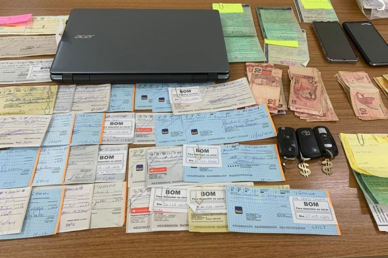 GOE apreende veículos e cheques com suspeito de agiotagem
