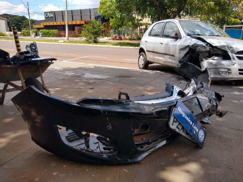 Motorista tem mal súbito e bate em seis carros parados na Brasília