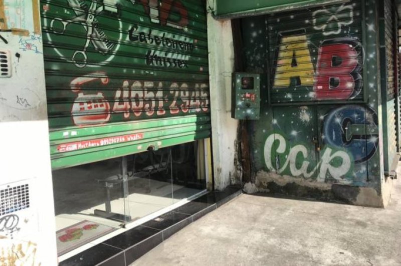 Assustados, lojistas em SP burlam decreto e mantêm portas abertas