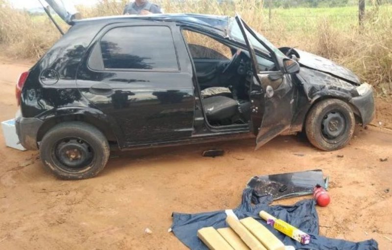 Comerciante é preso após capotar carro com tabletes de maconha