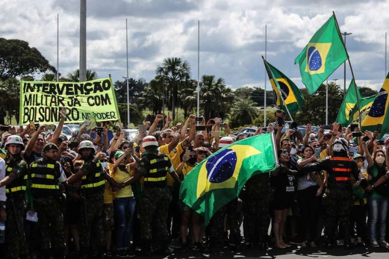 Militares reprovam participação de Bolsonaro em ato antidemocrático