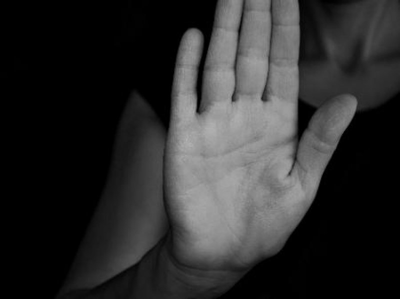 Após 40 anos de xingamentos, mulher decide pedir medida protetiva contra o marido