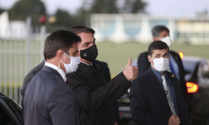 Bolsonaro sanciona lei que torna obrigatório o uso de máscara
