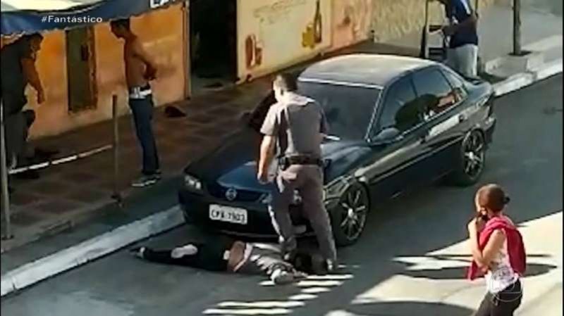 PMs são afastados após policial pisar em pescoço de mulher durante ação em SP
