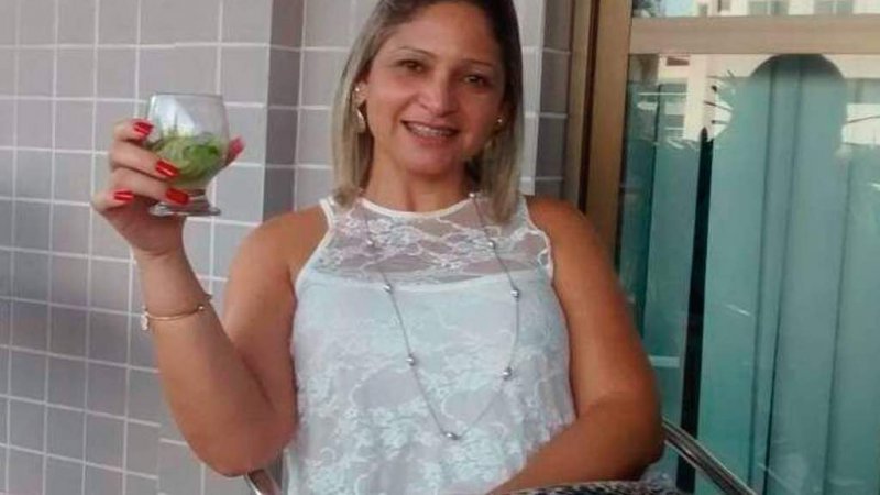 Mulher de Fabrício Queiroz coloca tornozeleira eletrônica