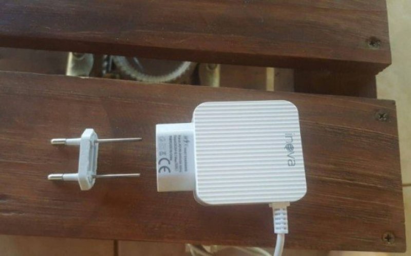 Adolescente morre após levar choque elétrico em carregador de celular