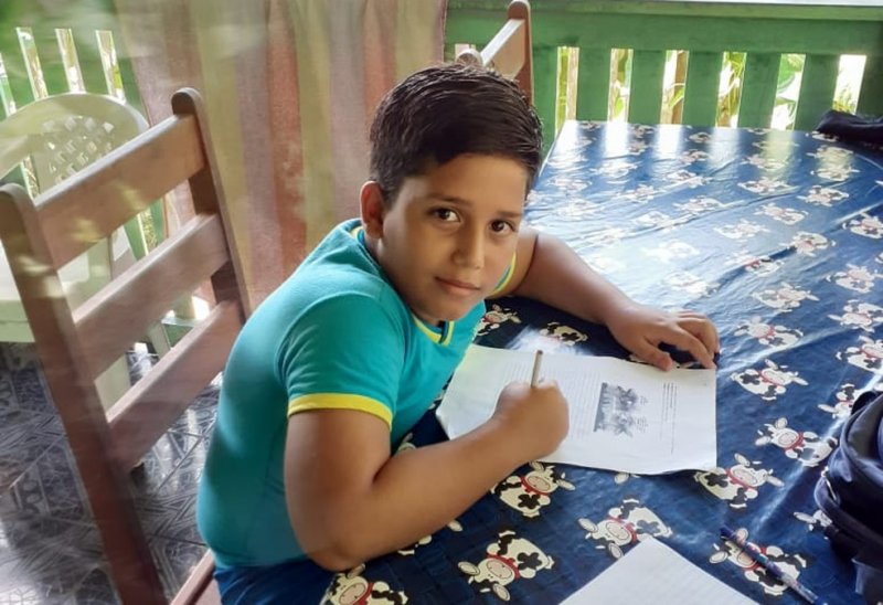 Menino morre após receber descarga elétrica de celular que estava carregando