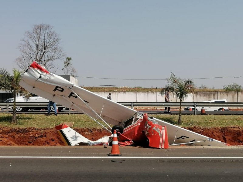 Avião de porte pequeno cai em canteiro da Marechal Rondon