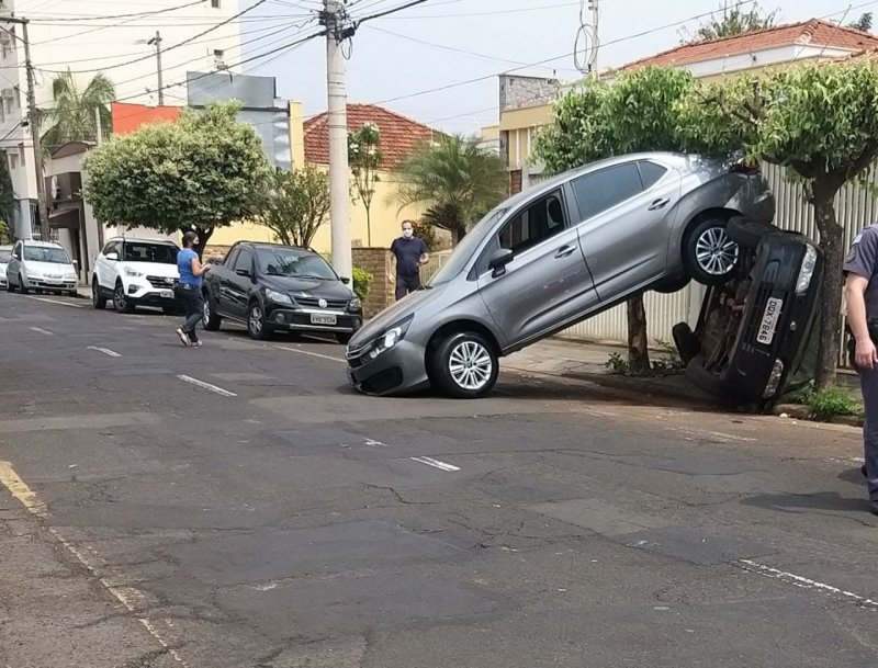 Idoso acelera veículo em marcha à ré e provoca acidente curioso