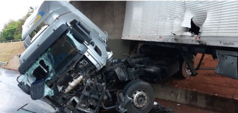 Trecho da BR-153 fica interditado após carreta atingir mureta de proteção
