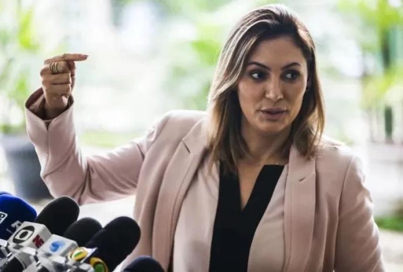 Michelle Bolsonaro presta queixa contra música 